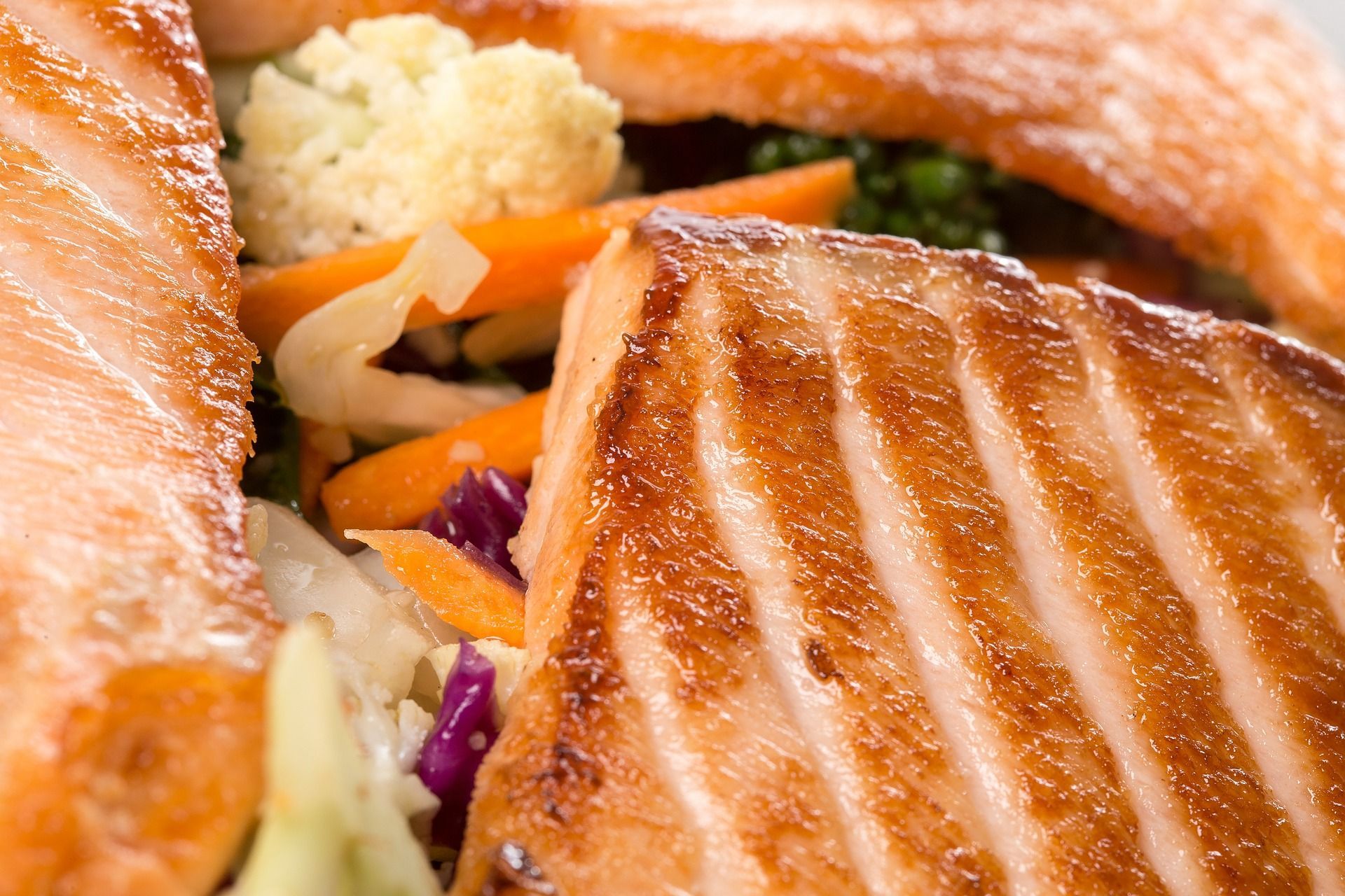 Sałatka z grillowanym łososiem – pożywny i lekki obiad
