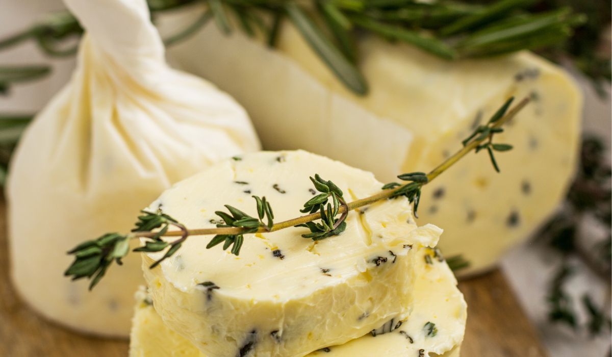 Jak zrobić masło ziołowe? Doskonały dodatek do pieczywa, mięs i ryb