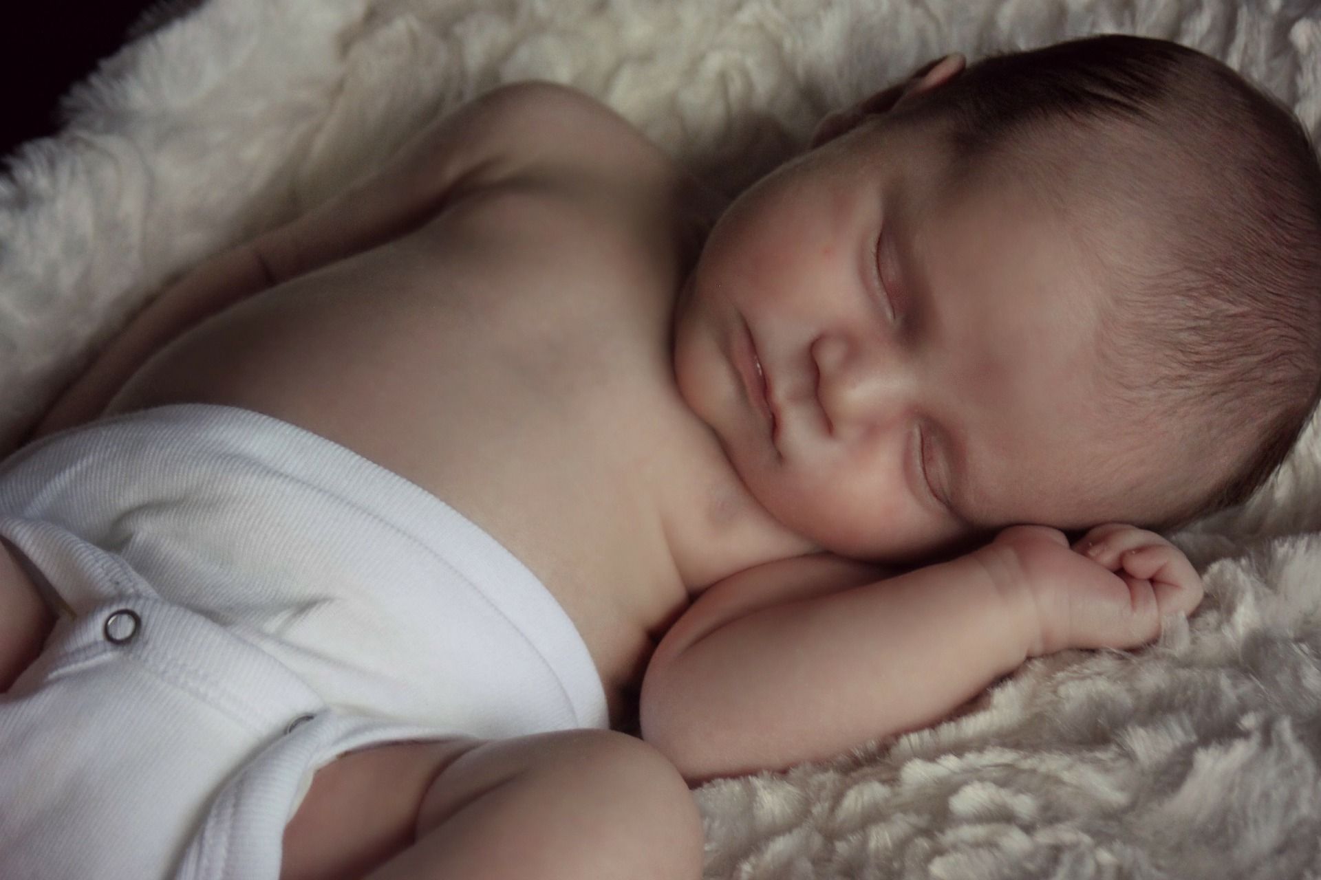 Wzdęty brzuch u dziecka – jakie mogą być przyczyny?