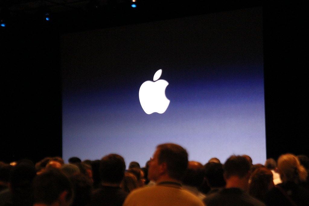 Logo Apple podczas konferencji WWDC.