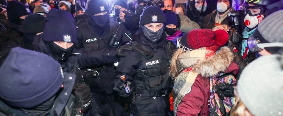 Wiadomo, co stanie się z policjantem, który po cywilnemu użył na protestujących pałki teleskopowej
