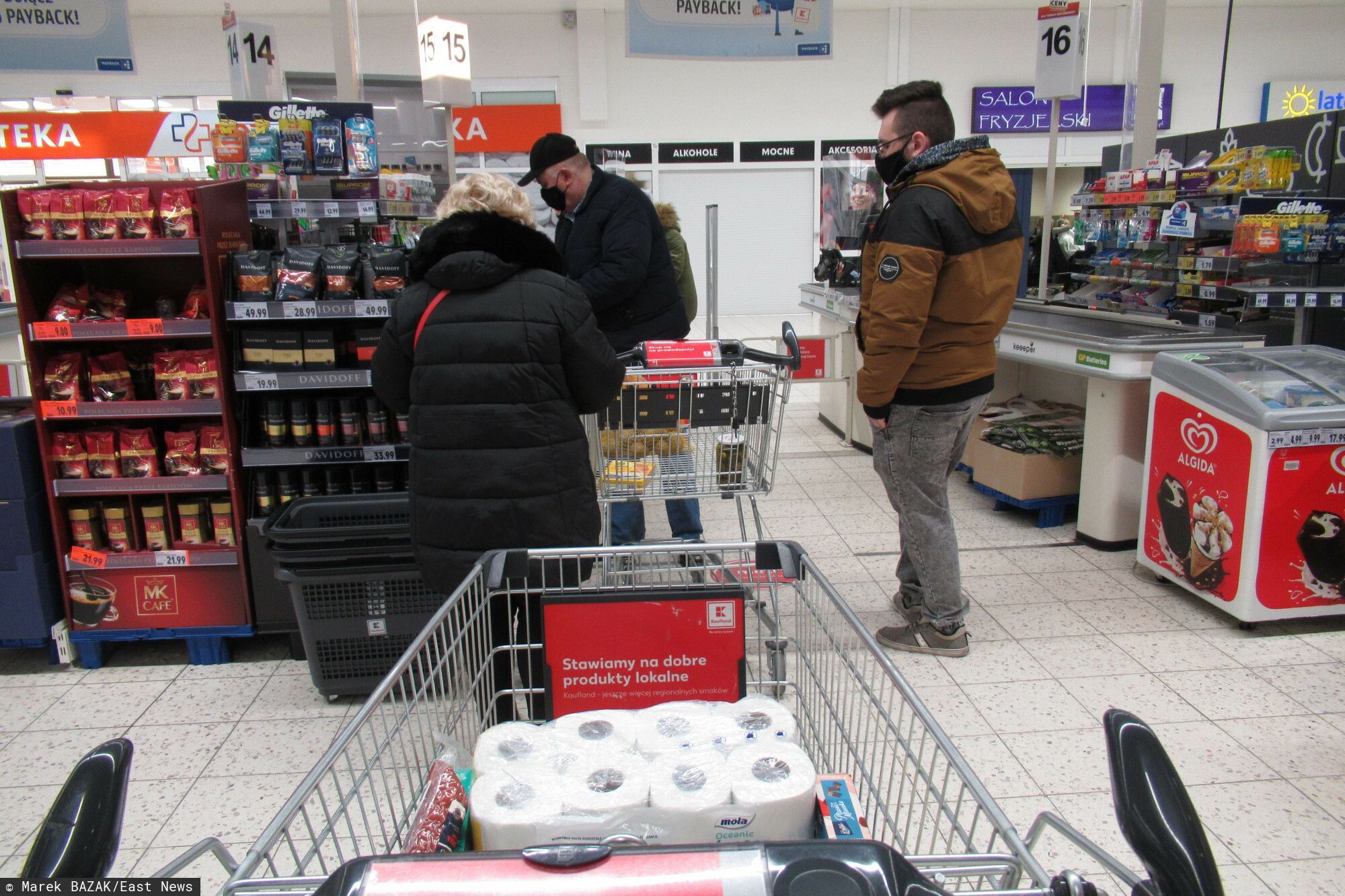 PHOTO: ZOFIA I MAREK BAZAK / EAST NEWS Warszawa N/Z Zakupy w hipermarkecie Kaufland - kolejka do kasy