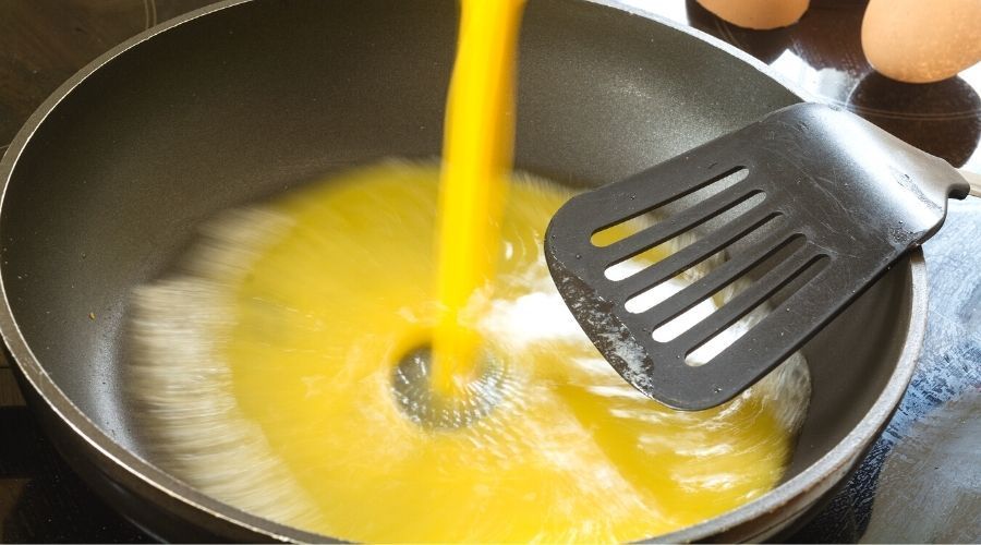 Jak zrobić niezwykle lekką i puszystą jajecznicę?