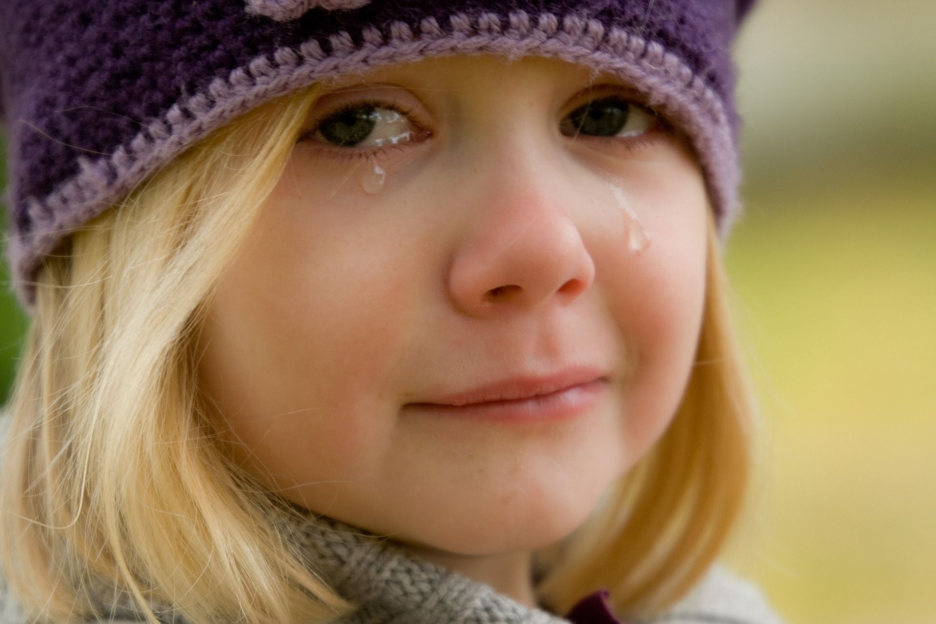 dziecko płacze dziewczynka smutna
