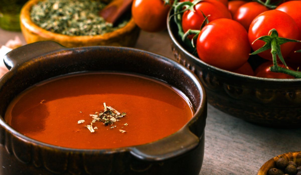 Doskonały sposób na aksamitną, pożywną zupę pomidorową. Bez śmietany i bez mąki