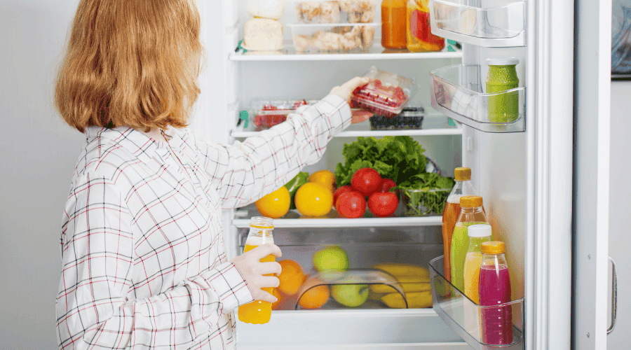 Jak najlepiej przechowywać żywność w lodówce? Zachowają świeżość na dłużej