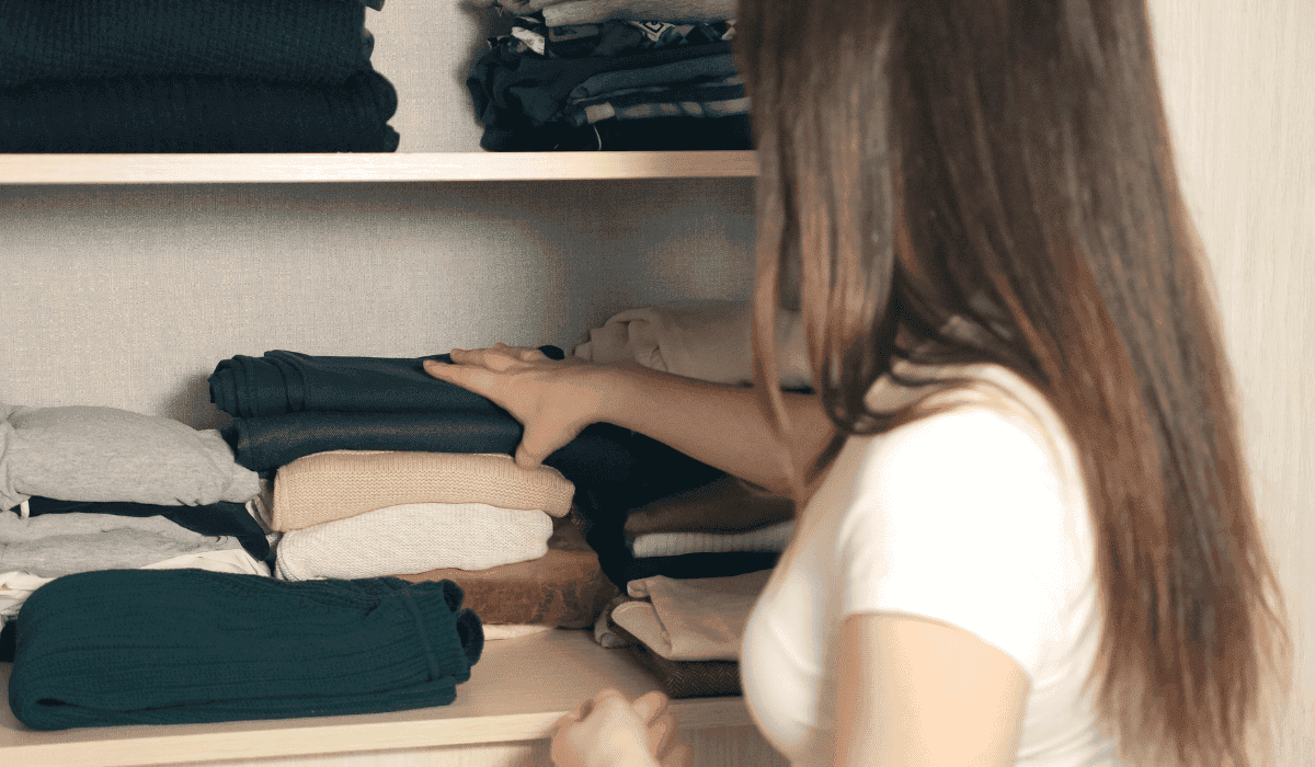 Jak usunąć wilgoć z szafki z ubraniami?