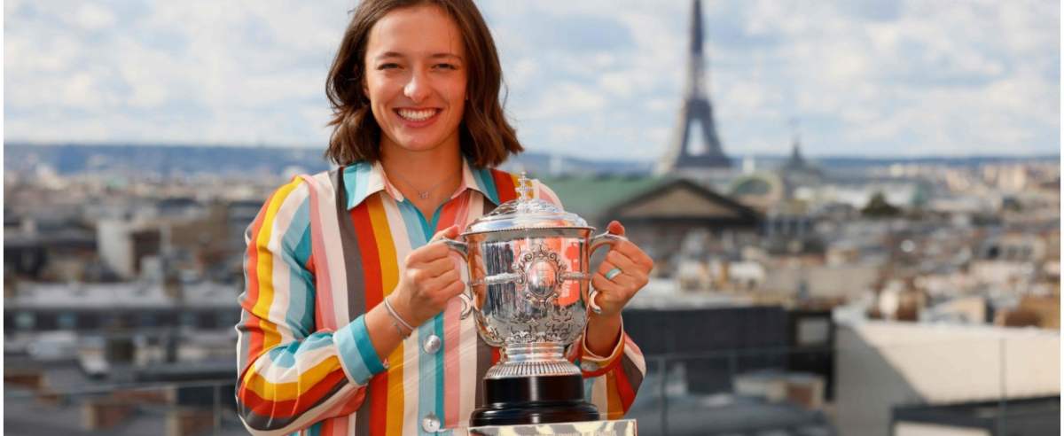 Poland's Iga Swiatek poses with the trophy Suzanne Lenglen near the Eiffel Tower in Paris, on October 11, 2020 a day after winning The Roland Garros 2020 French Open tennis tournament. (Photo by Thomas SAMSON / AFP)