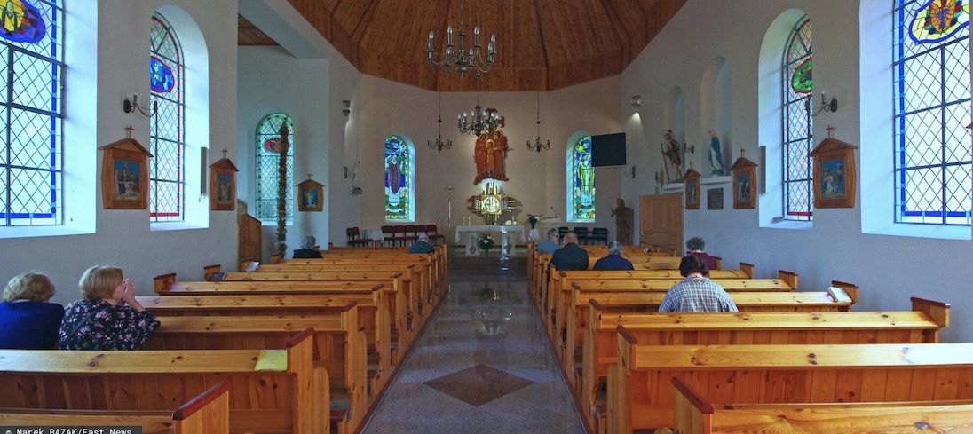 W Dusznikach-Zdroju mężczyzna groził księdzu w kościele atrapą broni