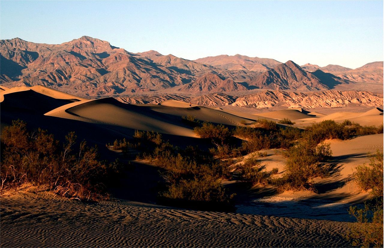 Piaszczyste wydmy w Dolinie Śmierci w Kalifornii (Stany Zjednoczone).