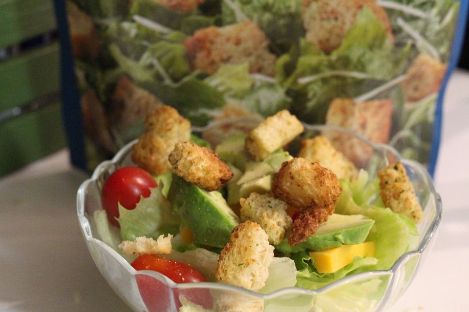 Sałatki warstwowe można podawać w pucharkach, salaterkach lub miskach