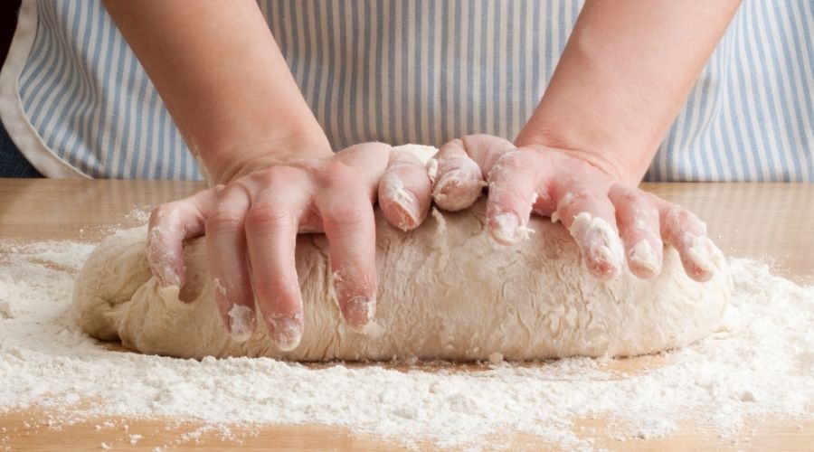 4 maja - Dzień Piekarza. Jak przygotować chleb jak z piekarni?