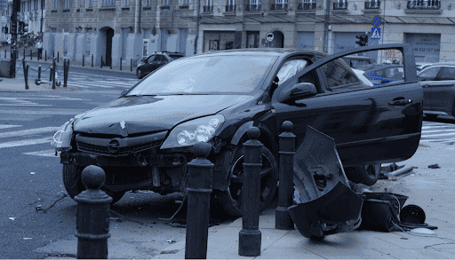 Samochód uderzył w barierki na Pl. Trzech Krzyży w Warszawie.