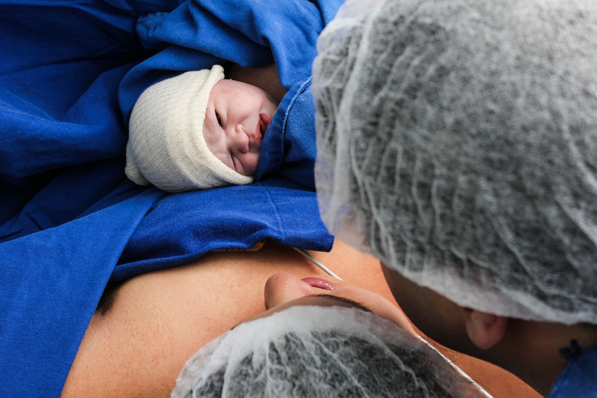Gdzie rodzić – w szpitalu, na izbie porodowej czy w domu?