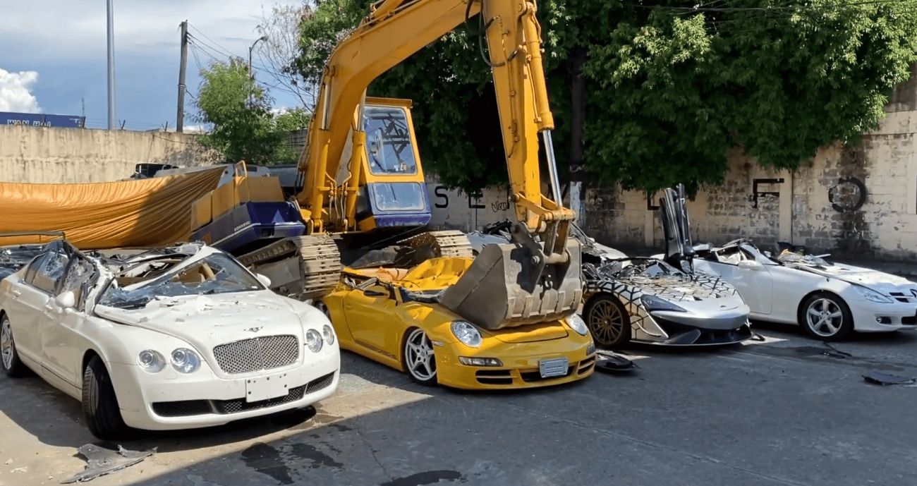 luksusowe-samochody-zniszczone