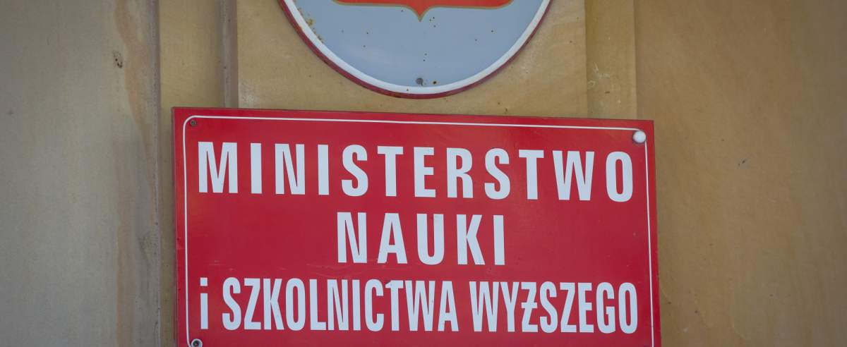 fot: Arkadiusz Ziolek/ East News. Warszawa 12.05.2020. n/z Tablica informacyjna Ministerstwa Nauki i Szkolnictwa Wyzszego.