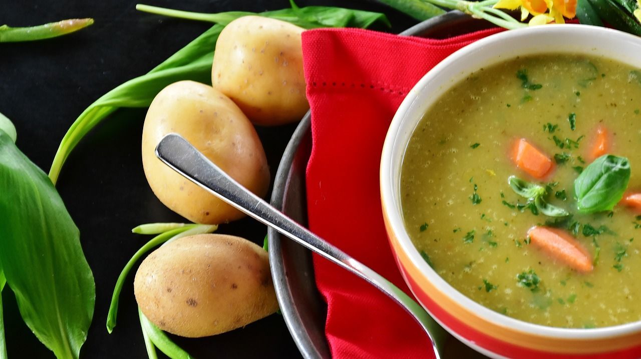Wegetariańska zupa z cukinią, ziemniakami i fetą