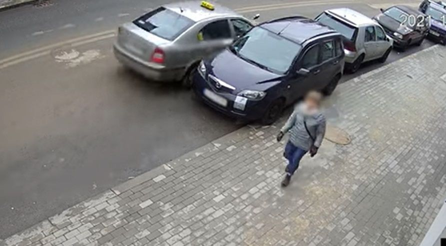 Taksówkarz uderzył w zaparkowane auta i uciekł z miejsca zdarzenia