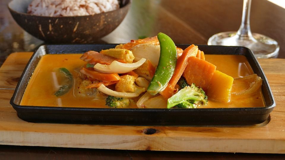 Curry wegetariańskie z batatami, kalafiorem i orzechami nerkowca