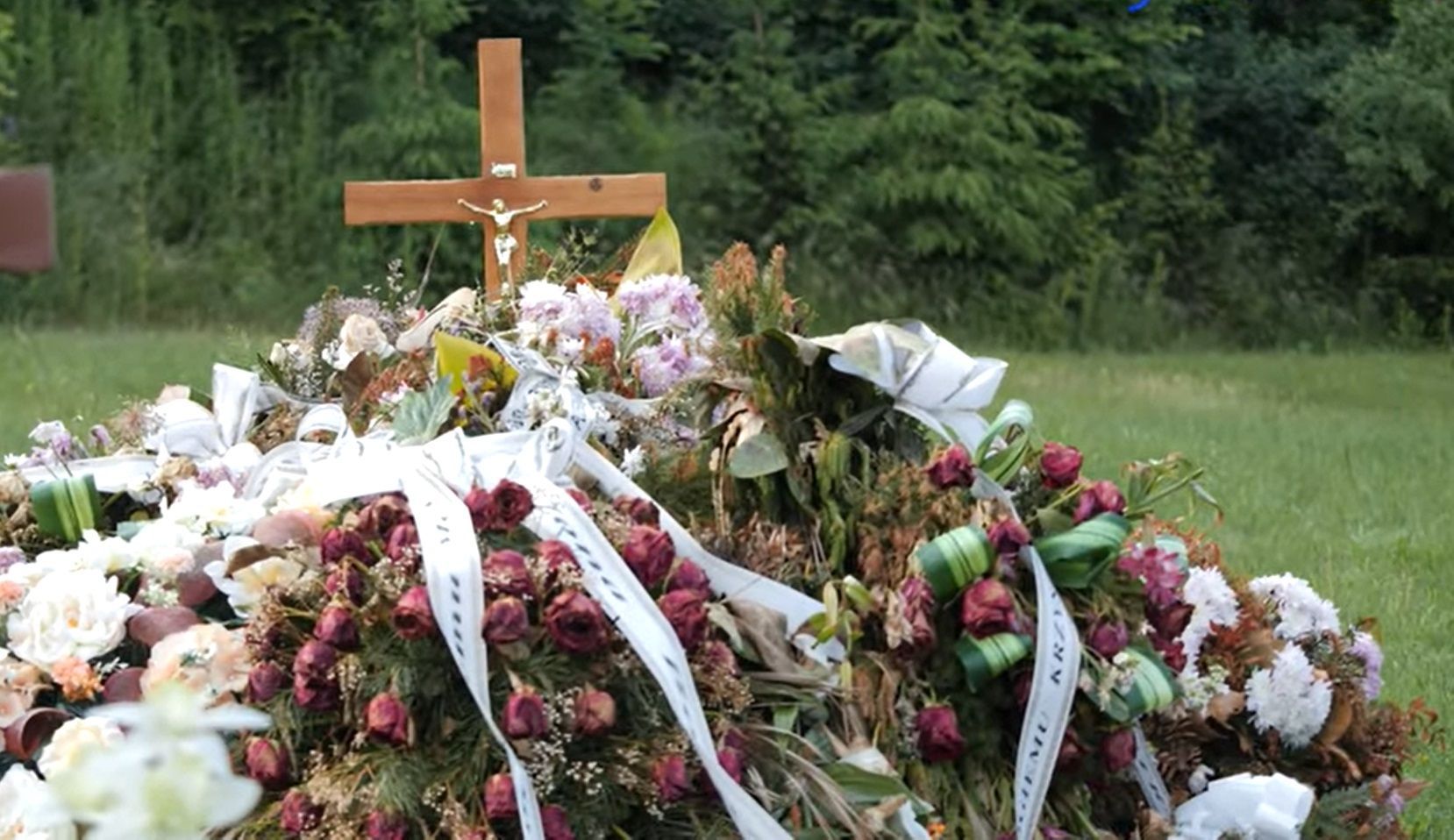 Dwa tygodnie po pogrzebie grób wciąż zakryty jest przez kwiaty i znicze