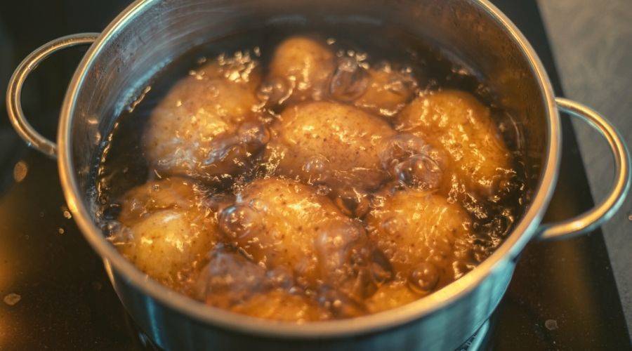 Jak można wykorzystać wodę po ugotowanych ziemniakach? 