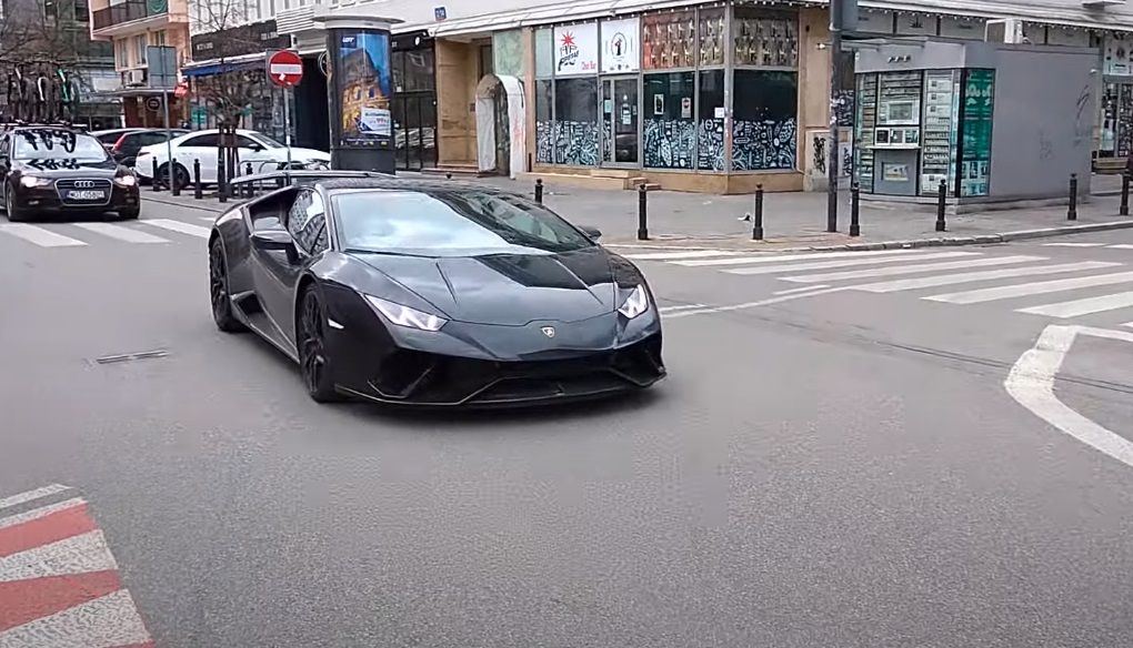 Kierowca Lamborghini niemal potrącił fotografa.