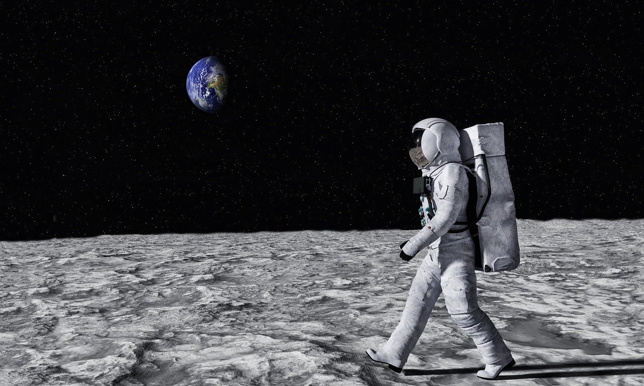 Astronauta chodzący po powierzchni Księżyca. W tle Ziemia.