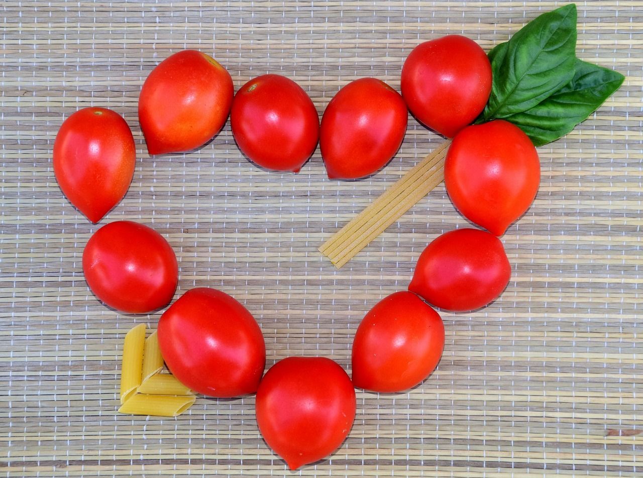 Zdrowy przepis na makaron z krewetkami, pomidorkami i szpinakiem