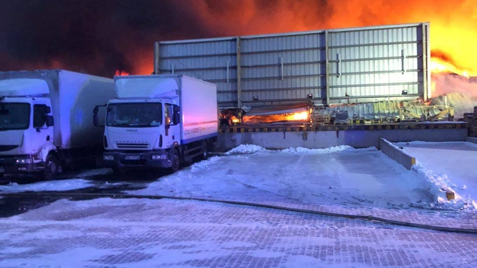 Płomienie i dym widać z kilometrów. Katastrofalny pożar, w akcji 30 zastępów straży pożarnej