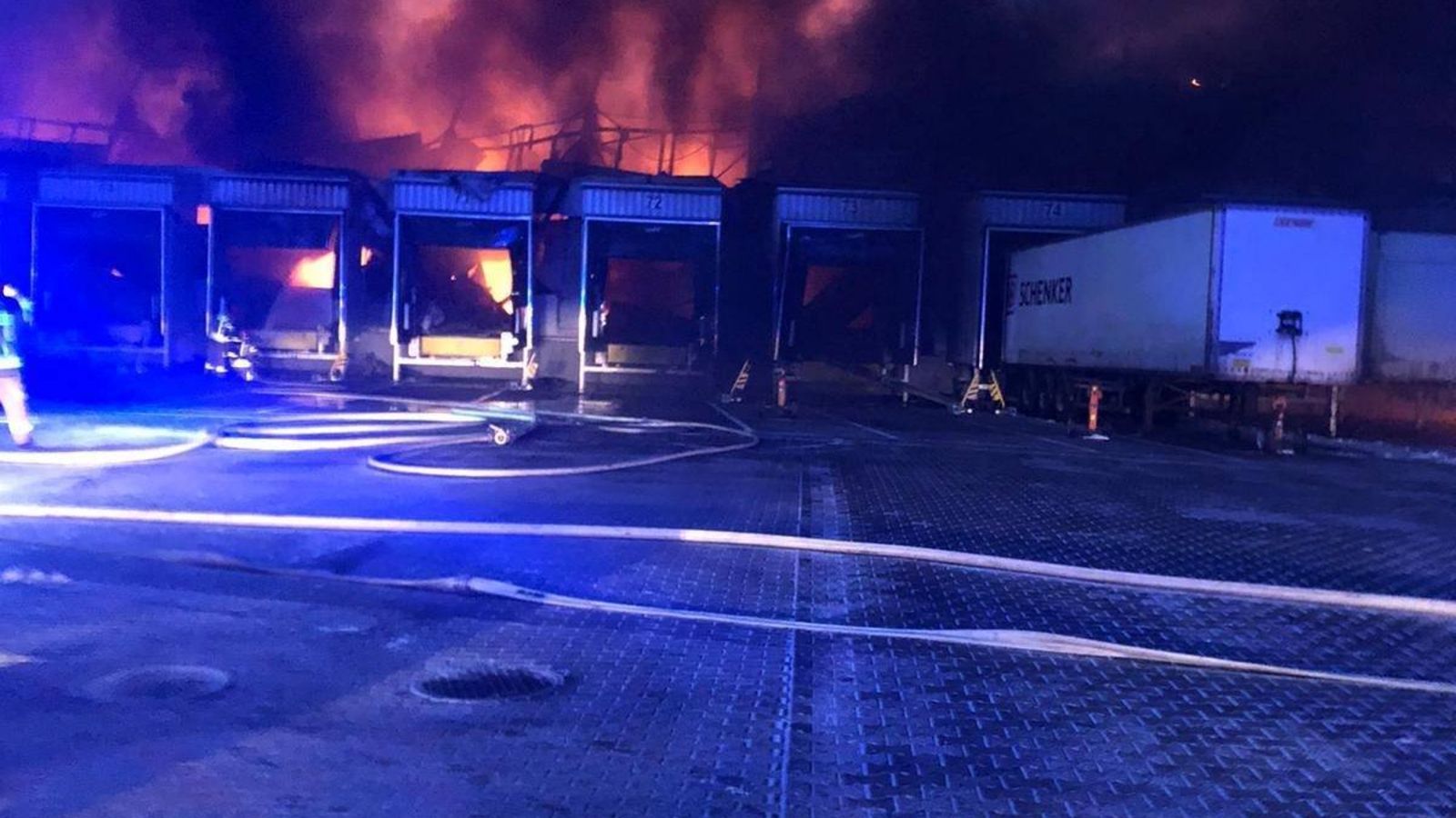 Płomienie i dym widać z kilometrów. Katastrofalny pożar, w akcji 30 zastępów straży pożarnej