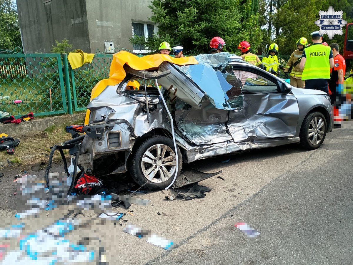 Zderzenie samochodów w Tąpkowicach i akcja służb. Dwie osoby trafiły do szpitala