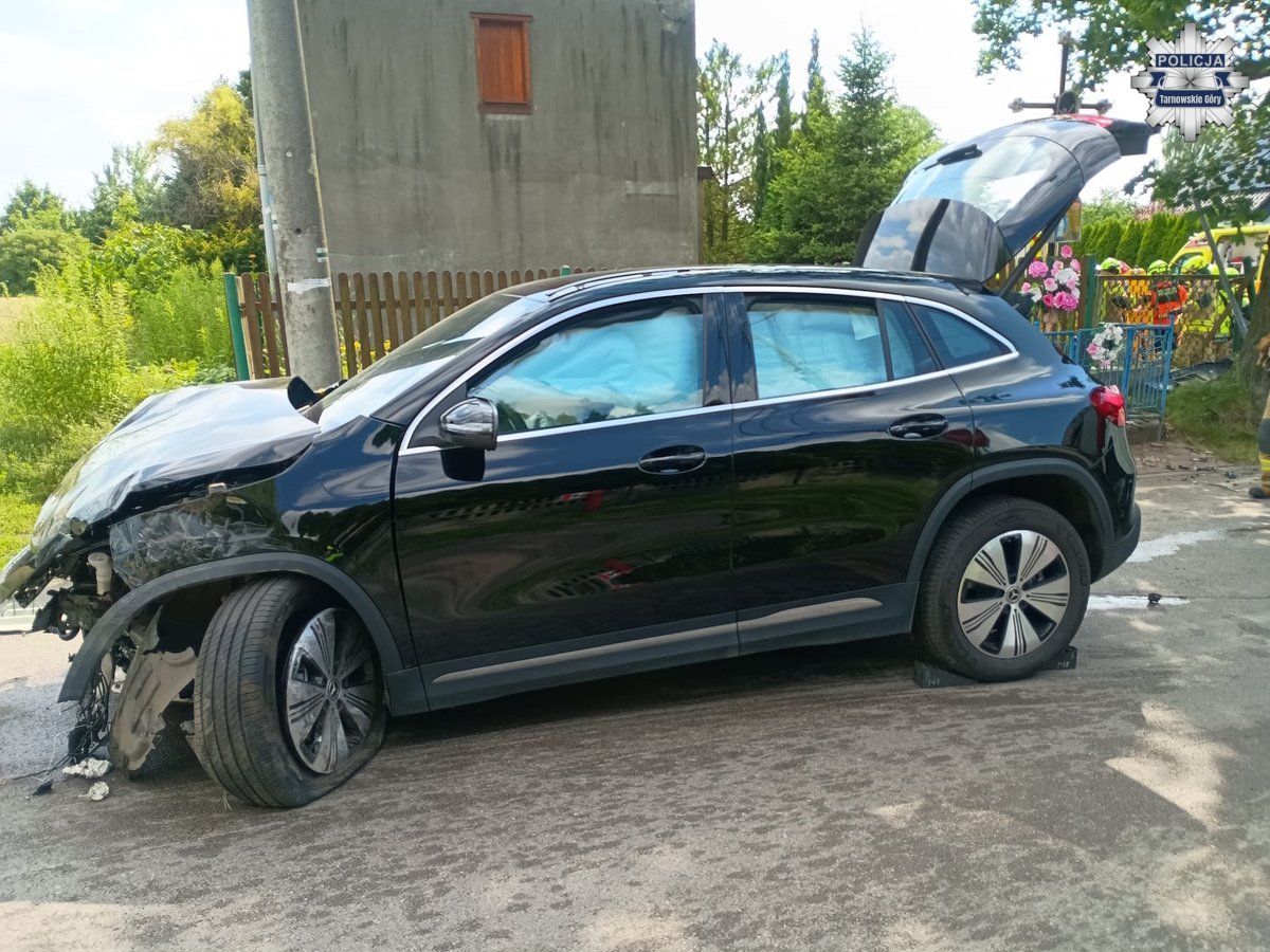 Zderzenie samochodów w Tąpkowicach i akcja służb. Dwie osoby trafiły do szpitala