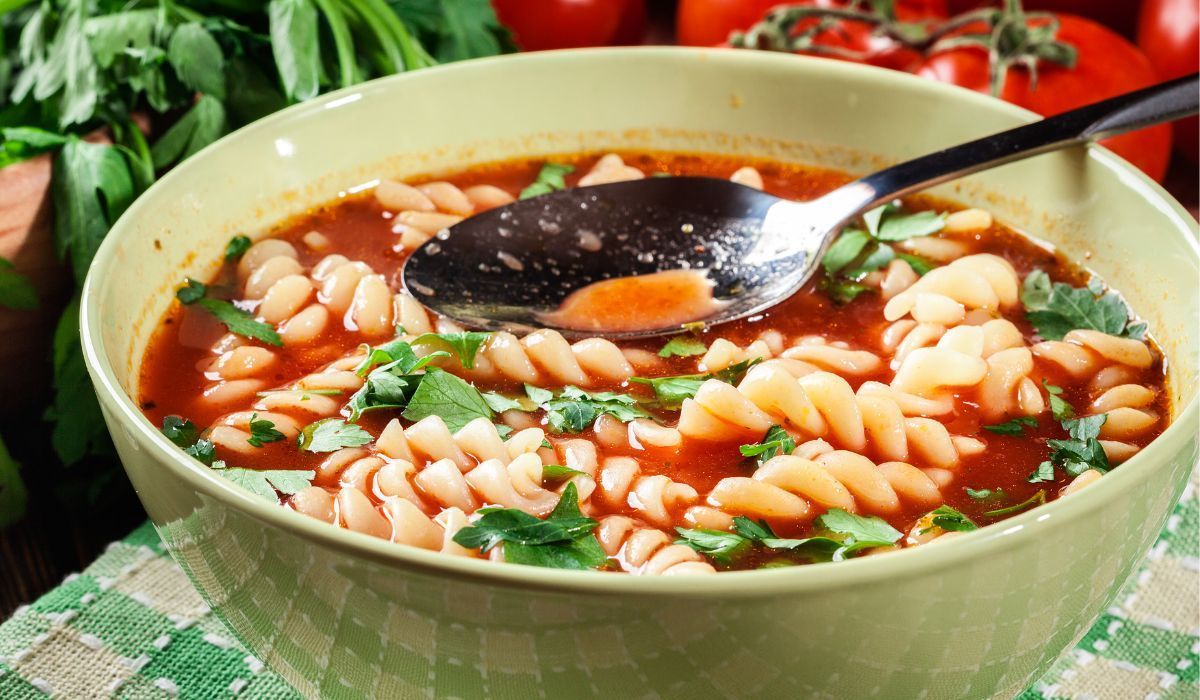 Nie z rosołu, nie na wołowinie. Najpyszniejszą zupę pomidorową zrobisz na delikatnym mięsie