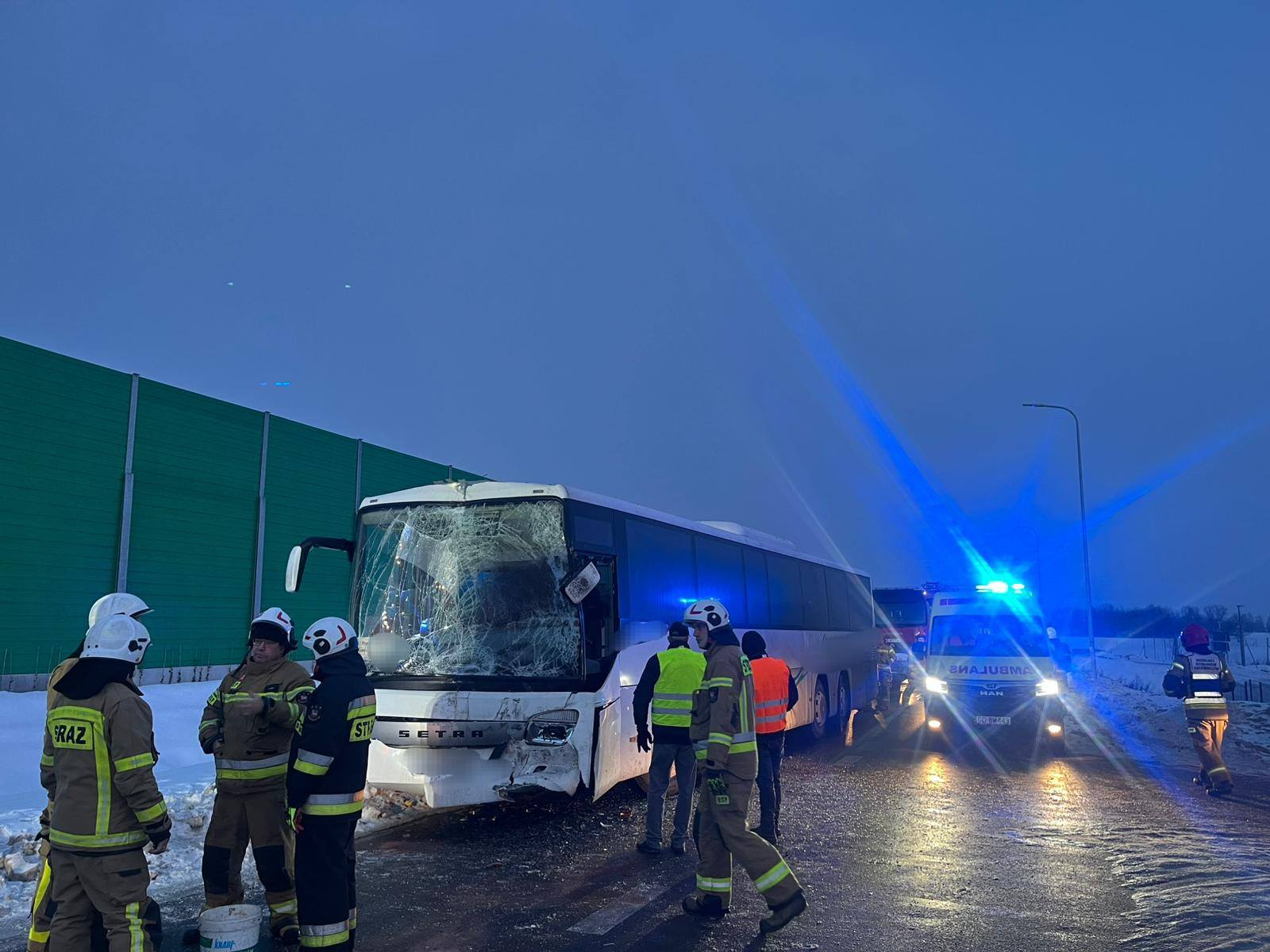 Poranny dramat na drodze. Dwa autobusy zderzyły się wzdłuż kluczowej trasy