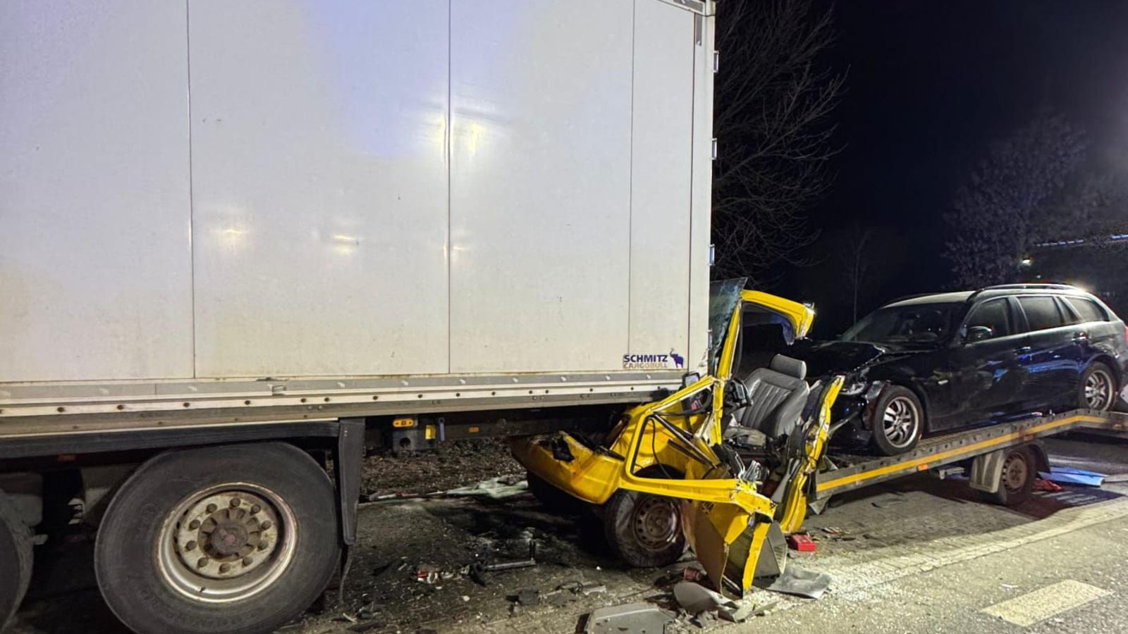 Koszmar tuż przed weekendem. Laweta z impetem wbiła się w TIR-a, służby przekazały porażające fakty