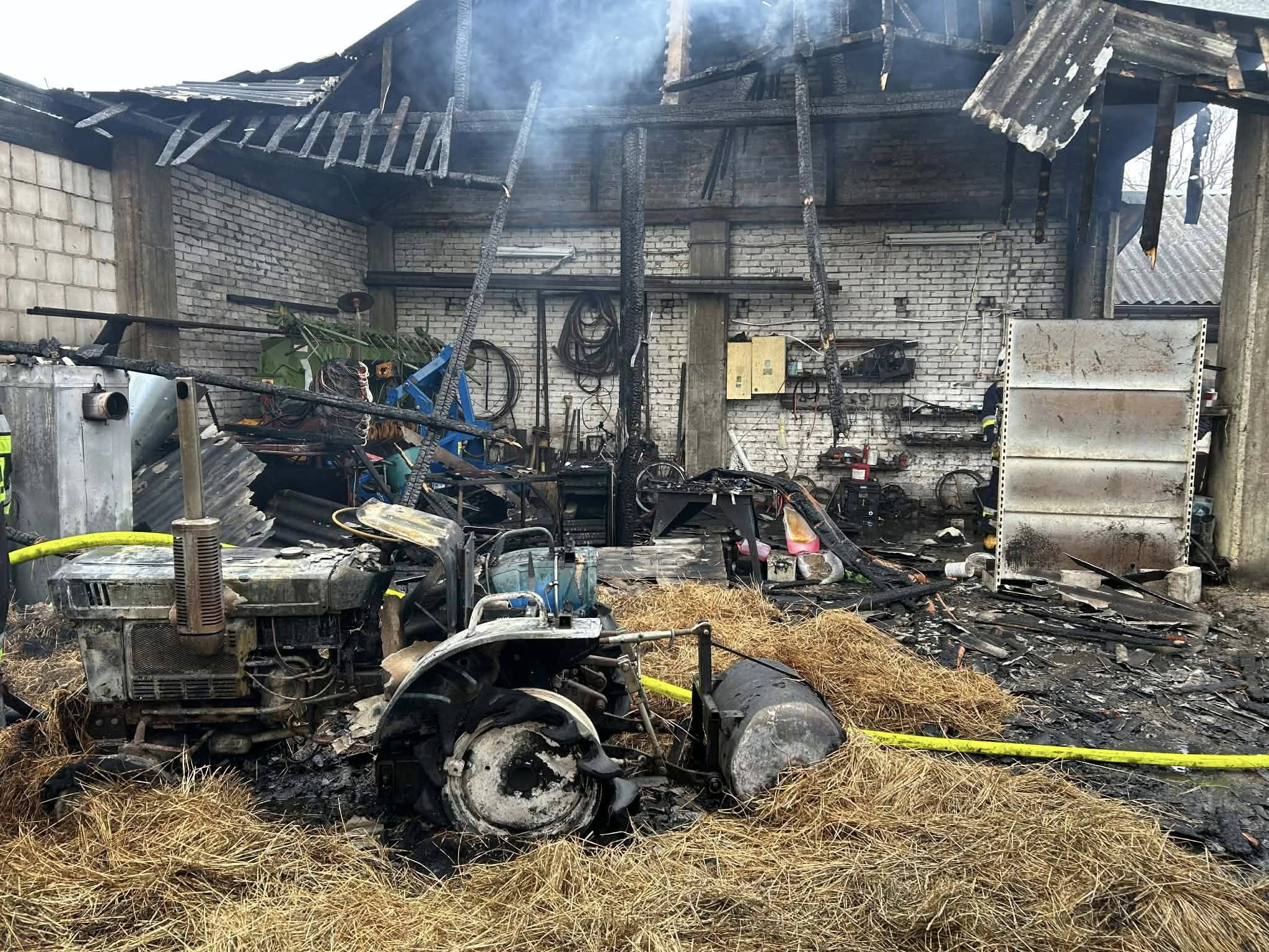 Groźny pożar wybuchł w kompleksie budynków. W chlewni ponad tysiąc świń