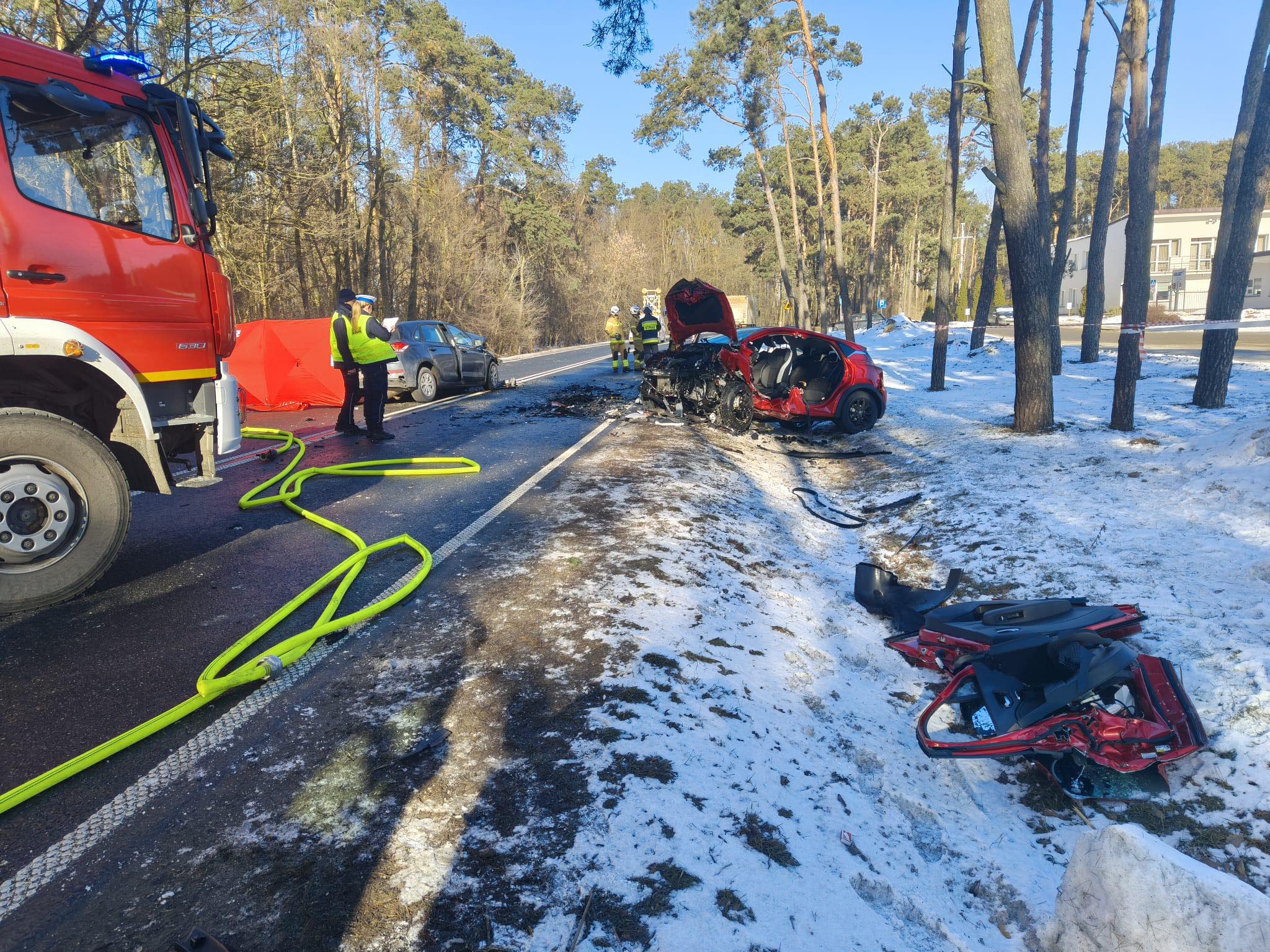 Tragedia na DK63. To był prosty odcinek, ale siła uderzenia ogromna. Bilans wypadku jest porażający