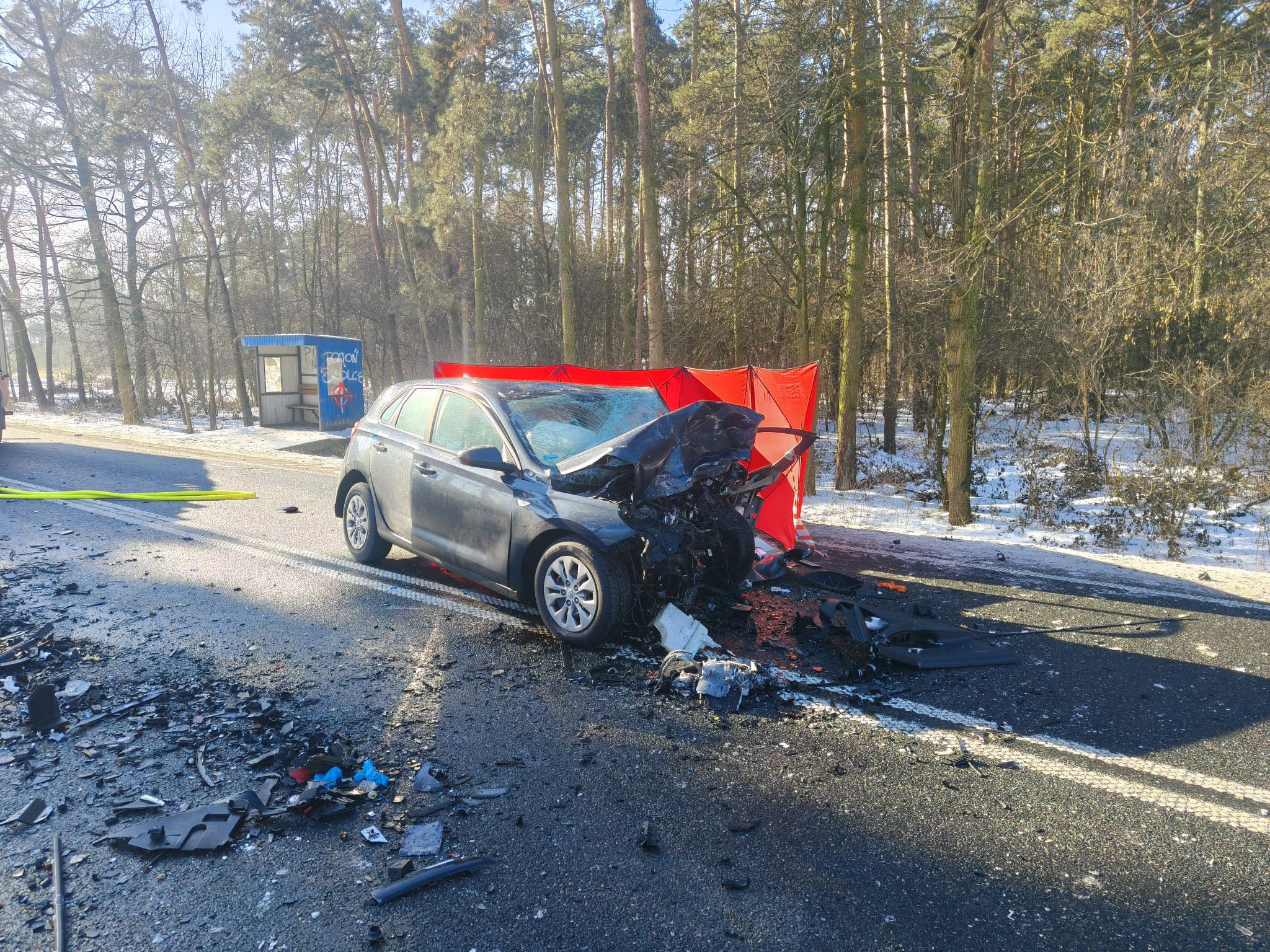 Tragedia na DK63. To był prosty odcinek, ale siła uderzenia ogromna. Bilans wypadku jest porażający