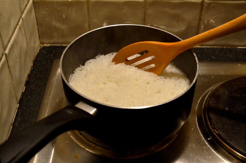 Tych opakowań nie wyrzucaj do żółtego kosza na śmieci. Wielu Polaków popełnia ten błąd