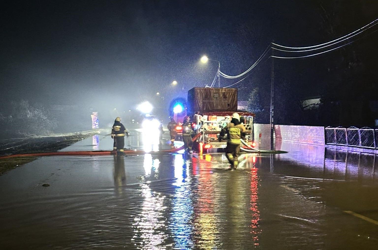 Zalane domy, ulice niczym rwące potoki. Strażacy mają pełne ręce roboty, sytuacja jest fatalna