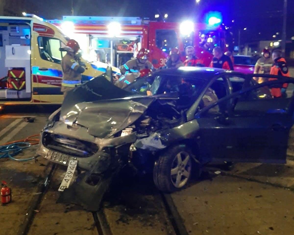 Była 6, gdy doszło do wypadku dwóch aut. Zablokowany ruch tramwajów. Służby szukają sprawcy
