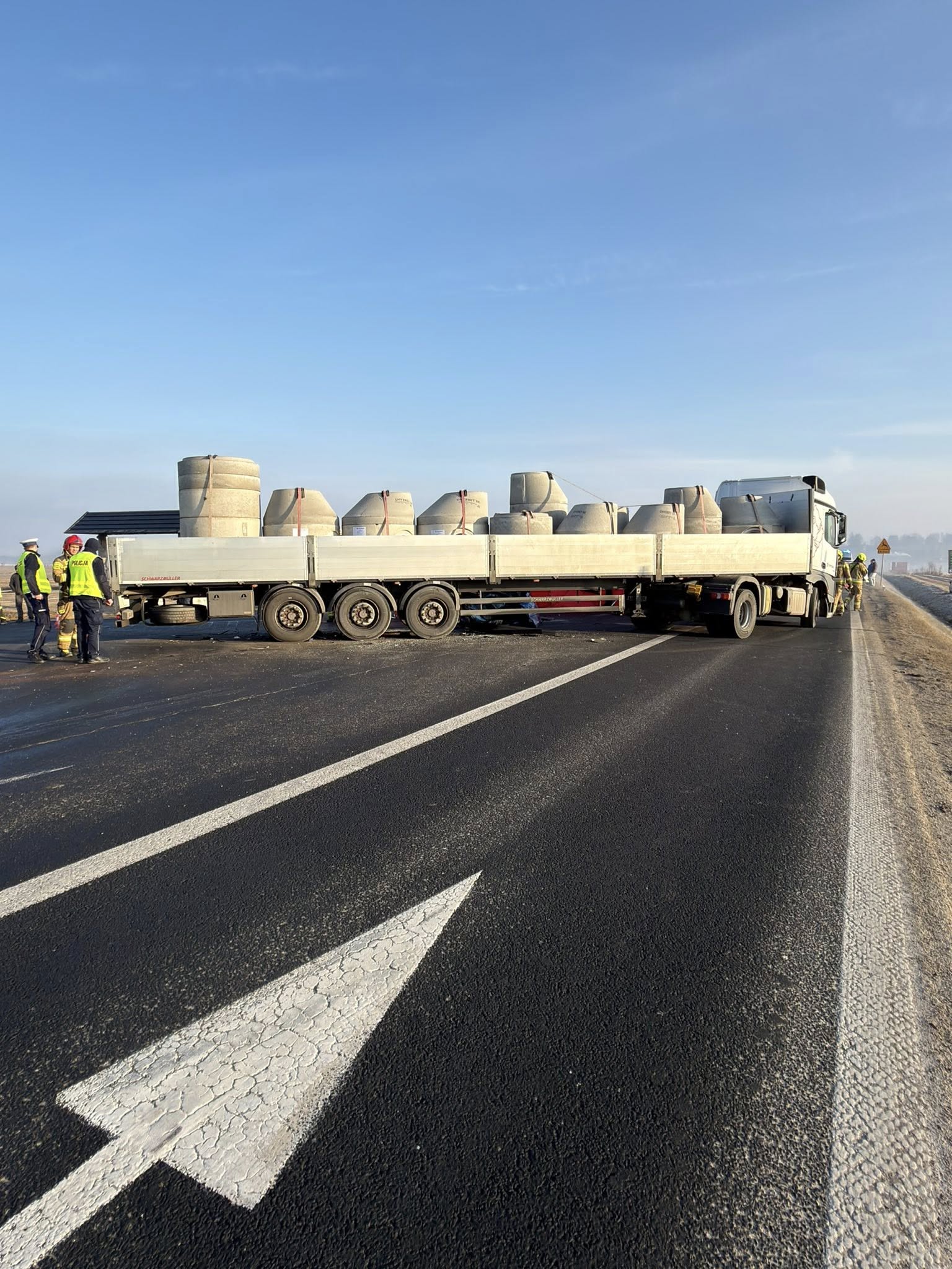 Tragiczne zderzenie pod granicą w Chyżnem. Służby zablokowały DK7