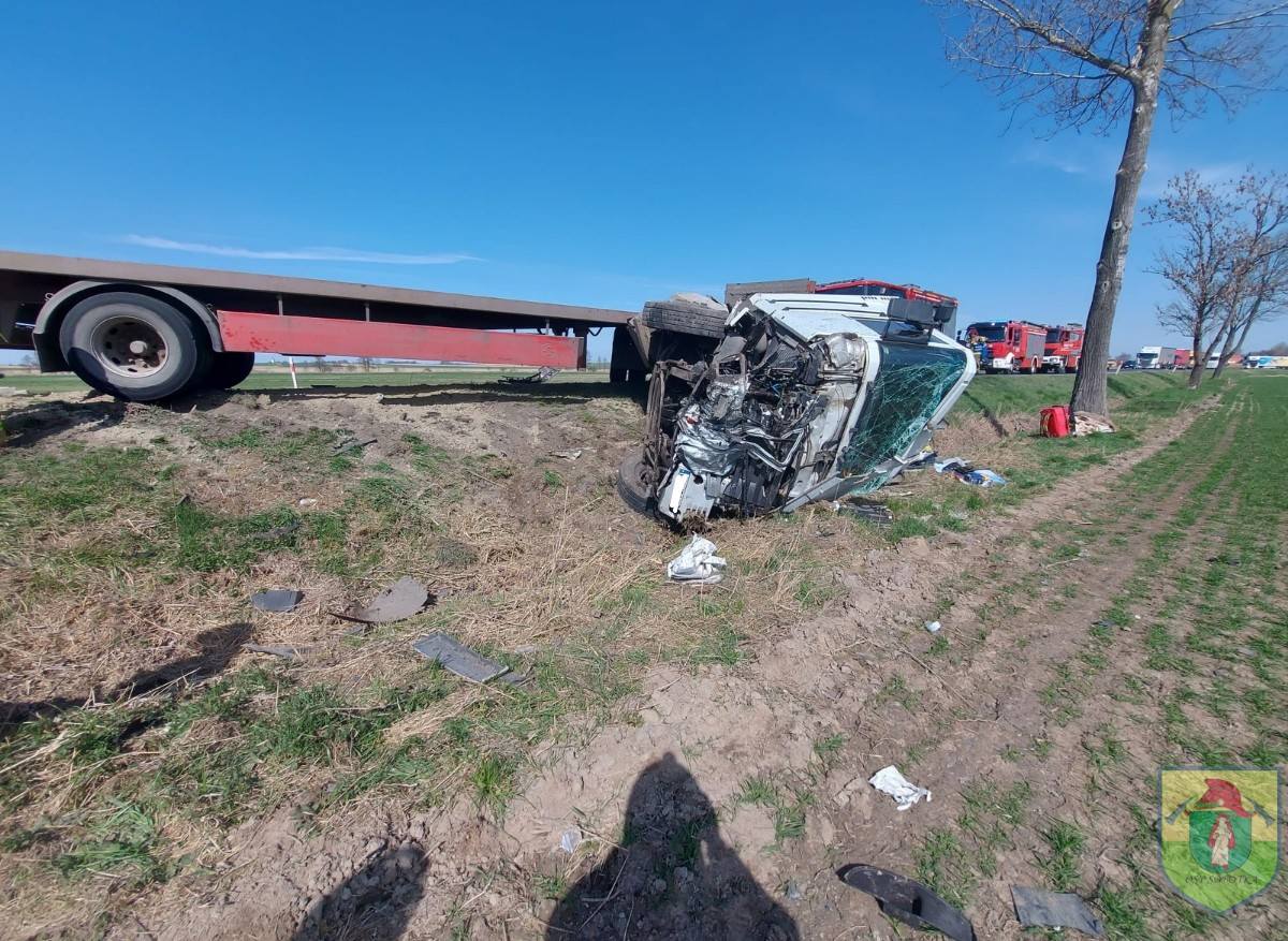 Tragedia na polskiej trasie. Dwie osoby zginęły po zderzeniu TIR-a z osobówką. Droga całkowicie zablokowana