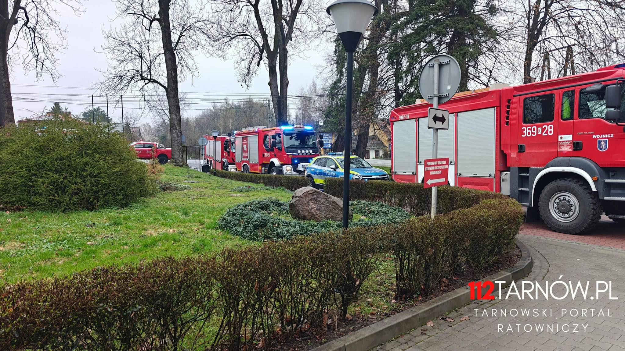 Akcja służb ratunkowych w szkole. Wszędzie czuć gaz. Dużo osób poszkodowanych