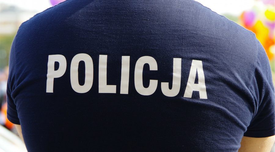 policja napis na koszulce policjanta, biało-granatowe 