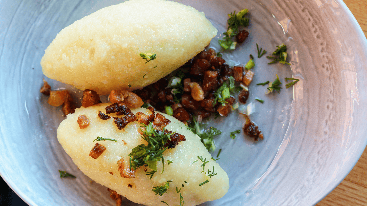 Biorę twaróg, zioła i czosnek. Kresowe kluchy wychodzą mięciutkie i nie pękają w garnku