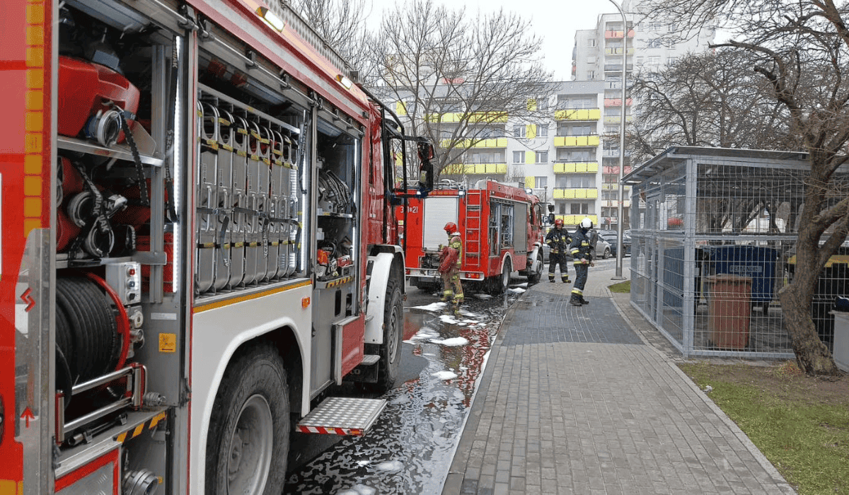 Działania strażaków, wybuch w bloku