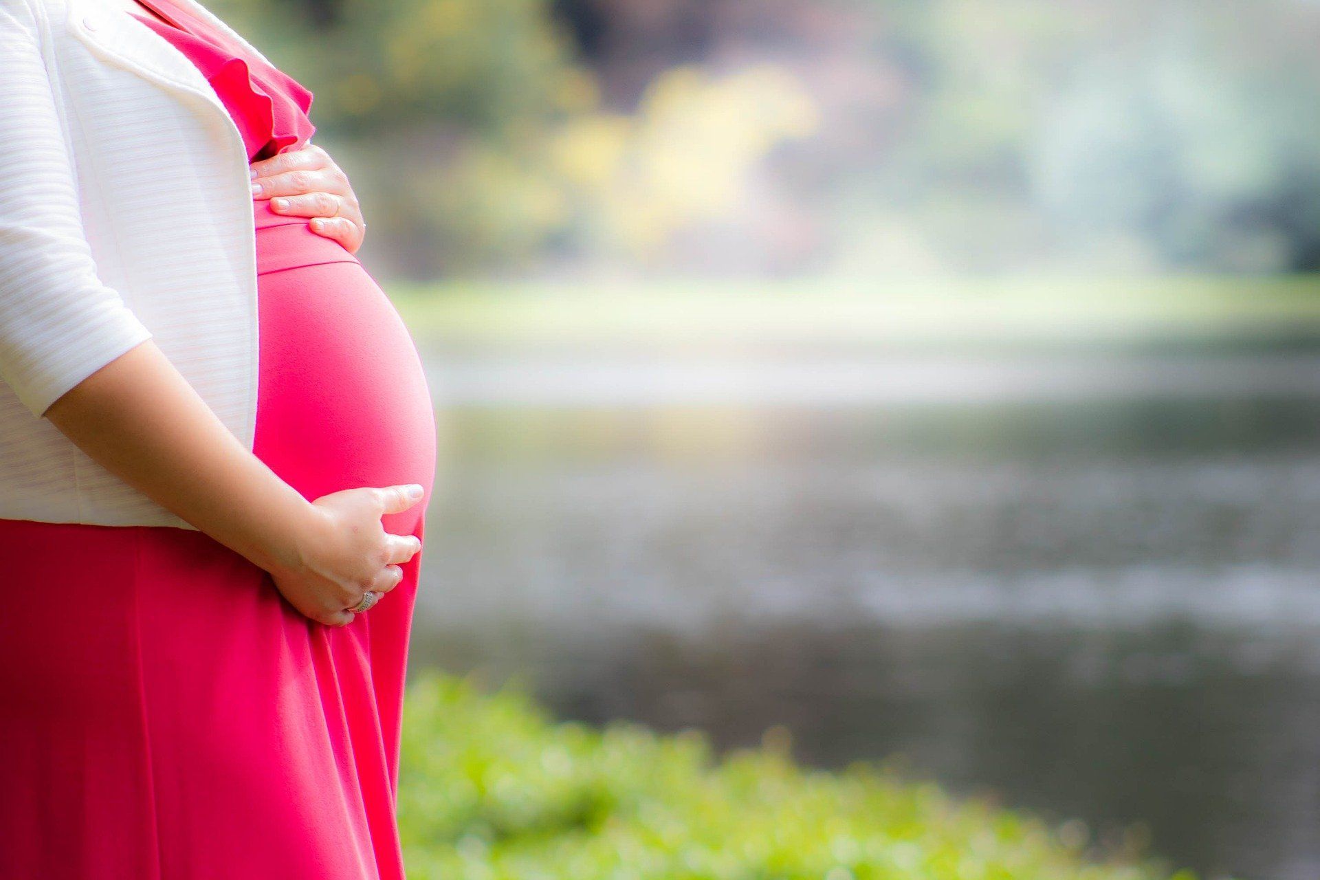 Różowy śluz w ciąży – co może oznaczać?