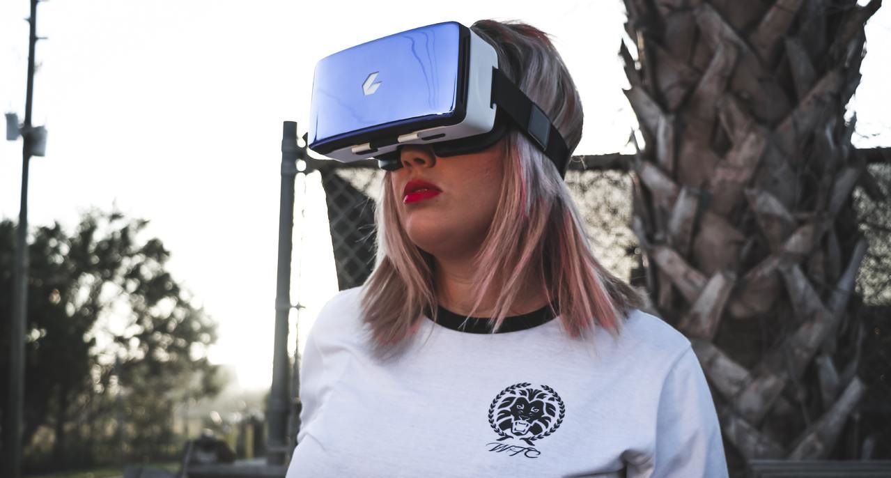 Kobieta w okularach VR.