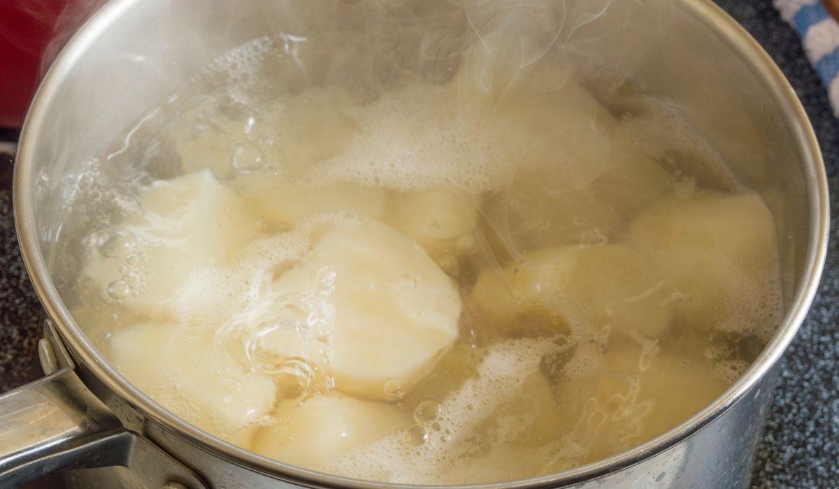 Jak szybciej ugotować ziemniaki? Dodaj do garnka 1 łyżkę tego produktu